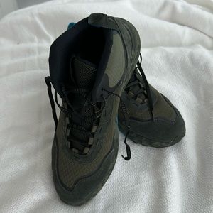 Men’s under Armour high tops size 10.5, like new